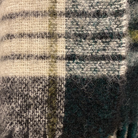 Lovely Saint + Sophia, scarf with fringe. Never worn, with tags. - Picture 2 of 5